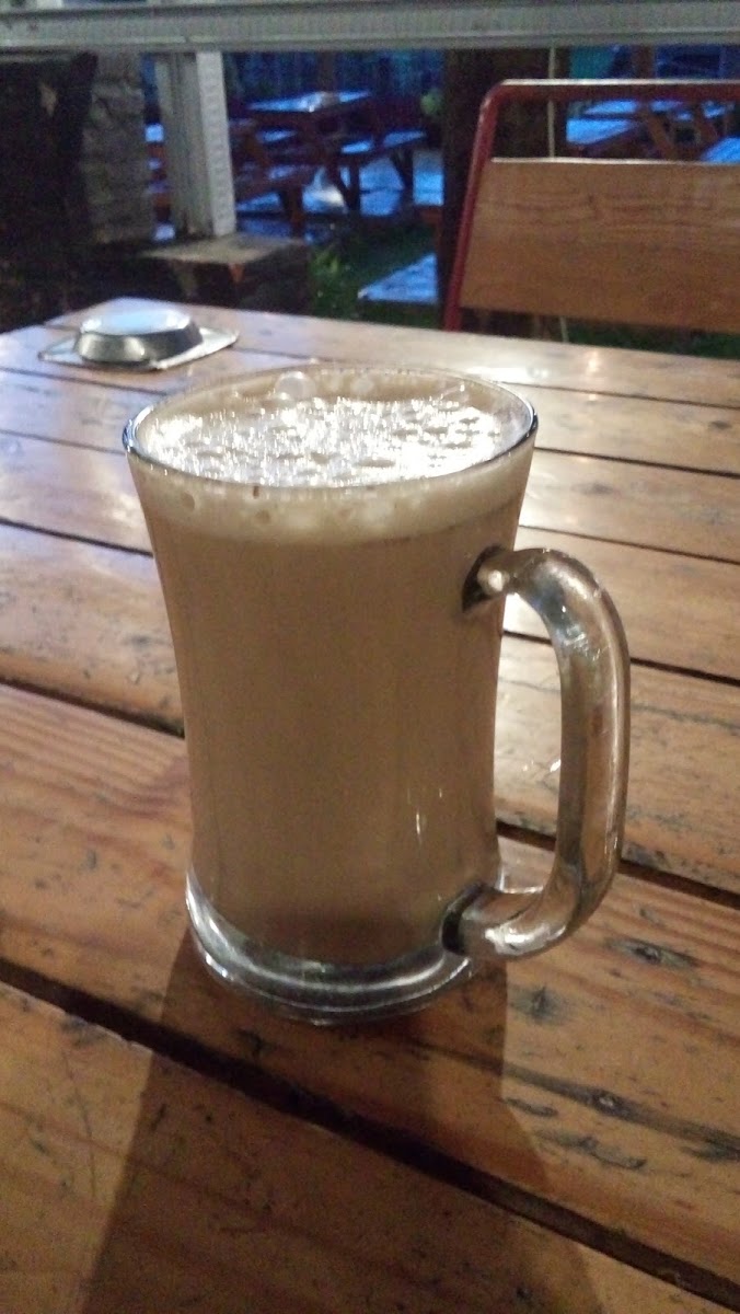 Pengunjung menikmati kopi di malam hari di CONWAY dengan citylight Malang sebagai latar