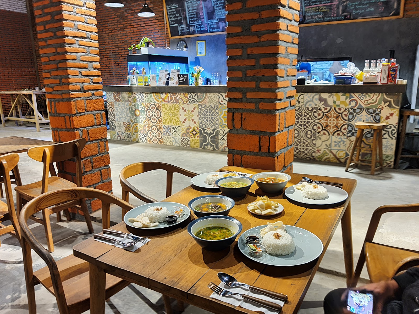 Suasana CONWAY Coffee space — dokumentasi pengunjung