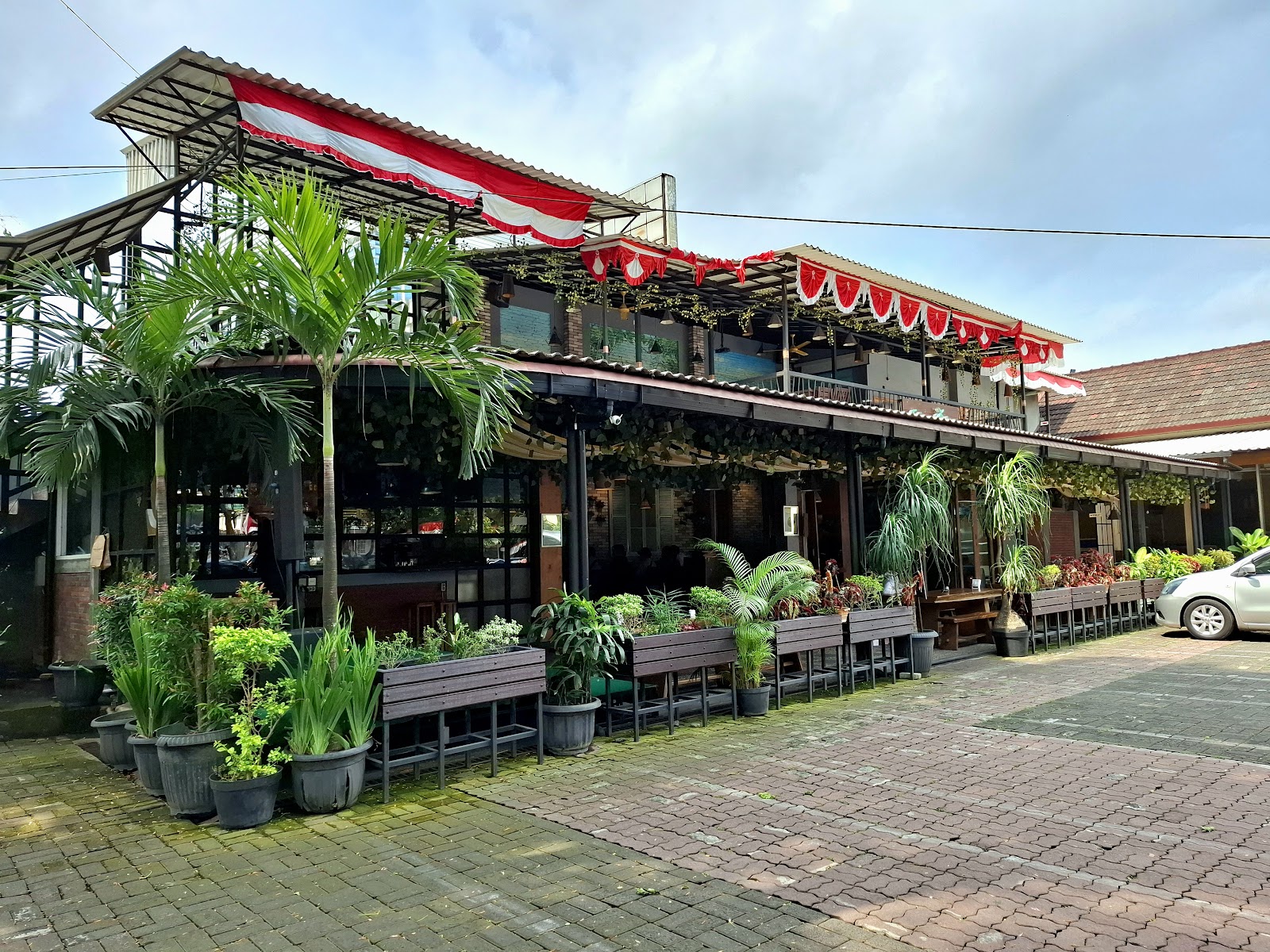 Suasana CONWAY Coffee space — dokumentasi pengunjung