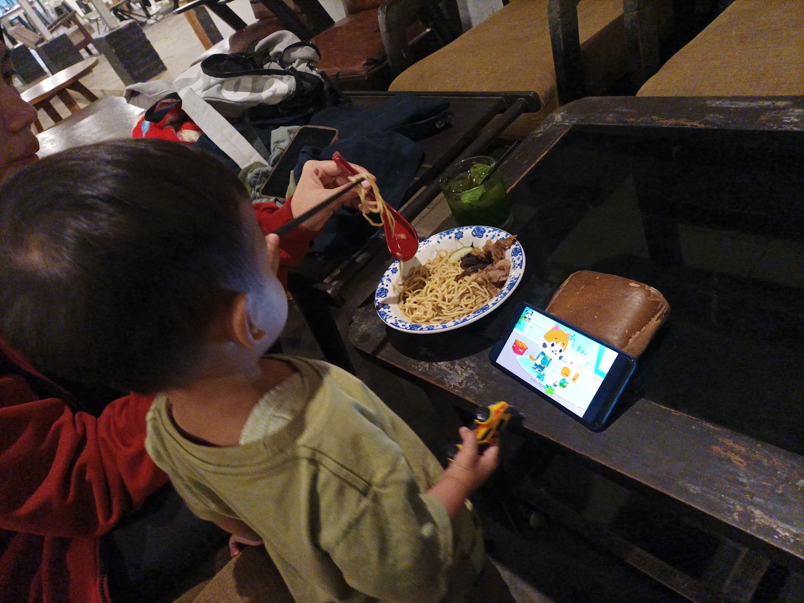 Suasana CONWAY Coffee space — dokumentasi pengunjung
