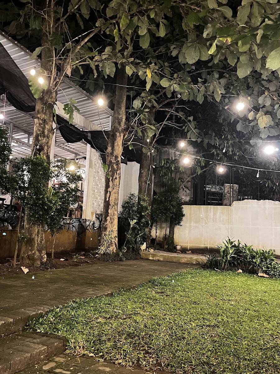 Suasana CONWAY Coffee space — dokumentasi pengunjung