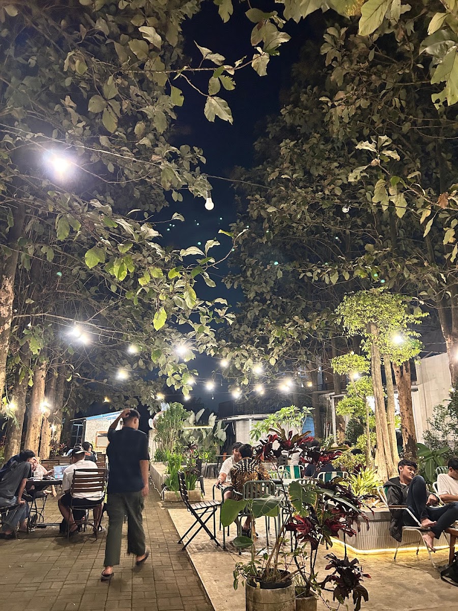Suasana CONWAY Coffee space — dokumentasi pengunjung