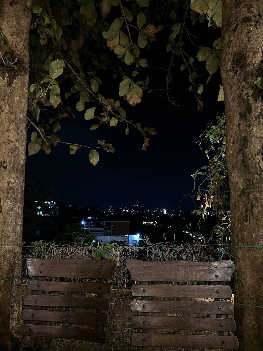 Suasana CONWAY Coffee space — dokumentasi pengunjung