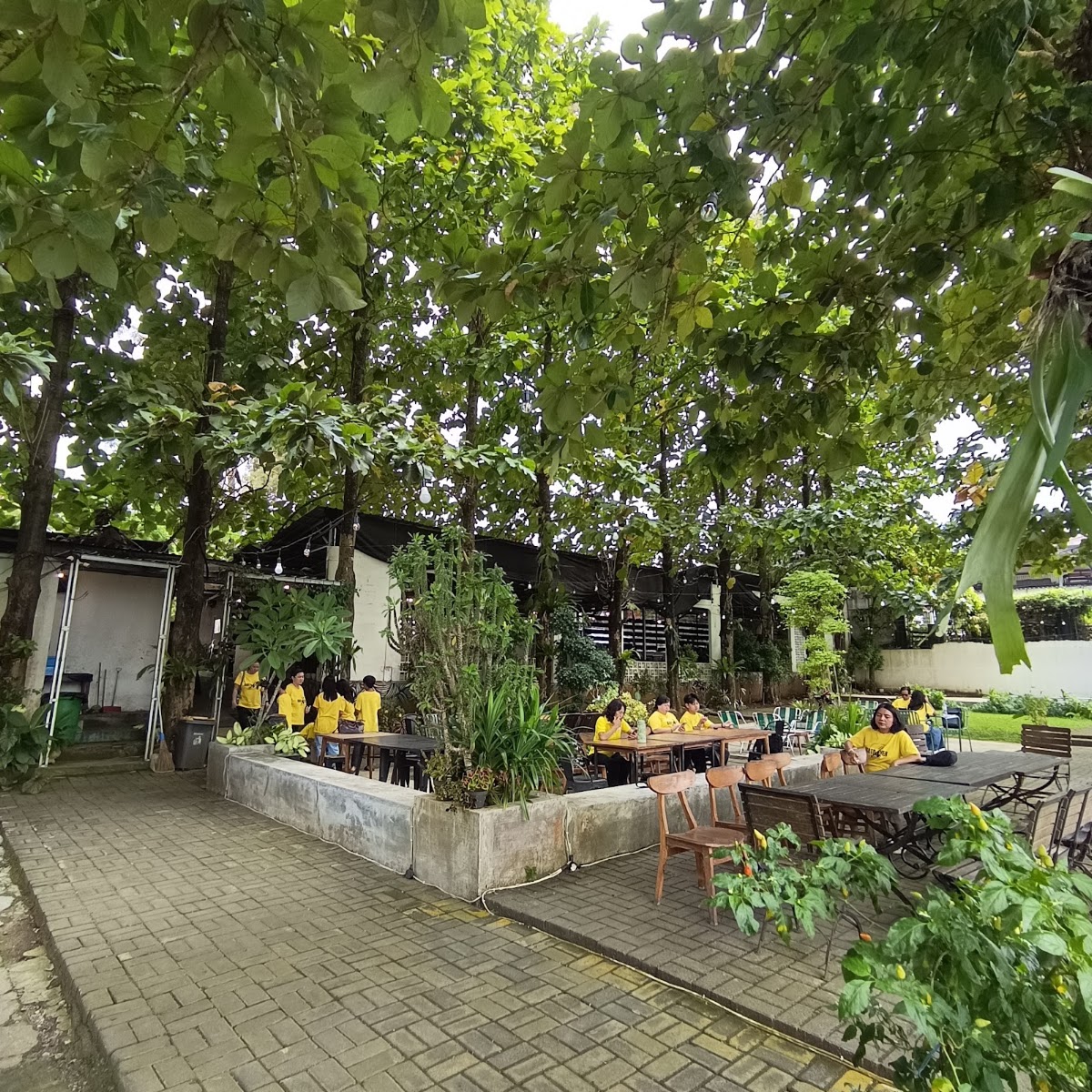 Suasana CONWAY Coffee space — dokumentasi pengunjung