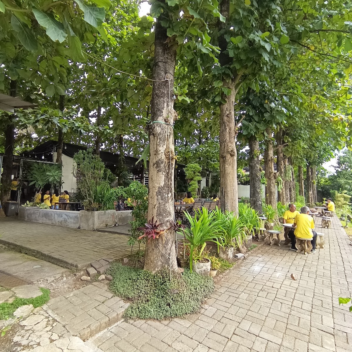 Suasana CONWAY Coffee space — dokumentasi pengunjung