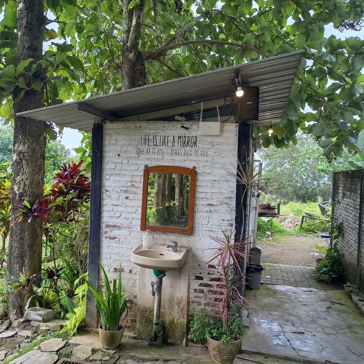 Suasana CONWAY Coffee space — dokumentasi pengunjung