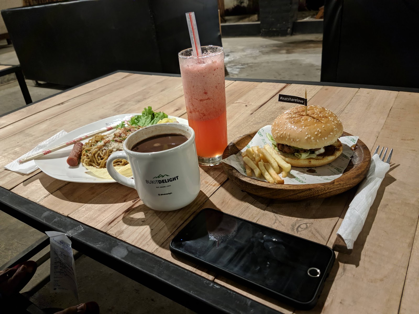 Suasana CONWAY Coffee space — dokumentasi pengunjung