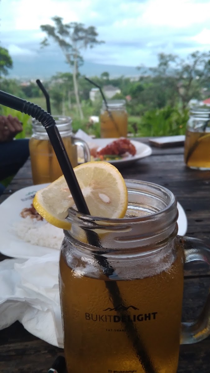 Suasana CONWAY Coffee space — dokumentasi pengunjung