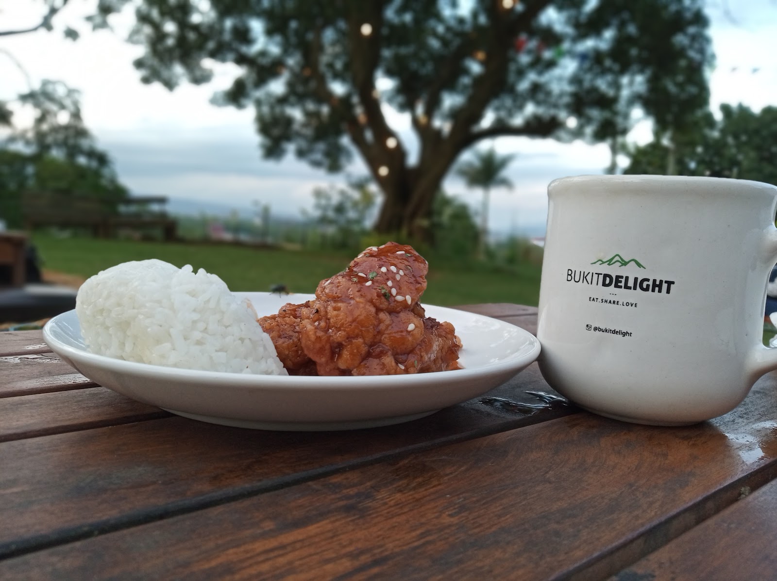 Suasana CONWAY Coffee space — dokumentasi pengunjung