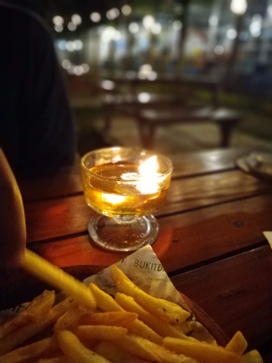 Suasana CONWAY Coffee space — dokumentasi pengunjung