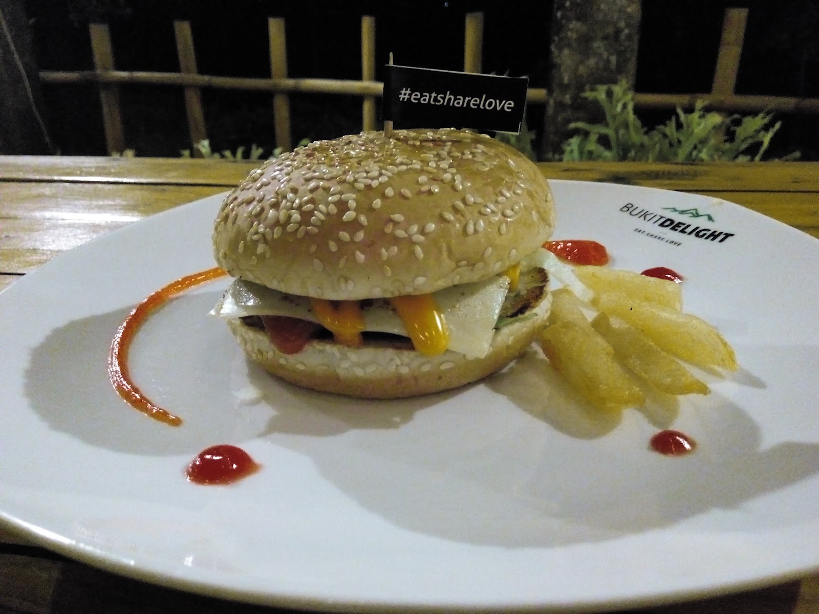 Suasana CONWAY Coffee space — dokumentasi pengunjung