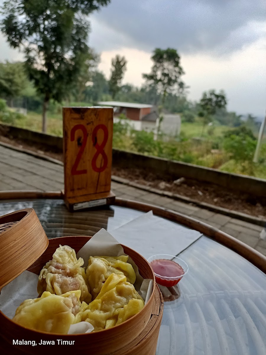 Suasana CONWAY Coffee space — dokumentasi pengunjung