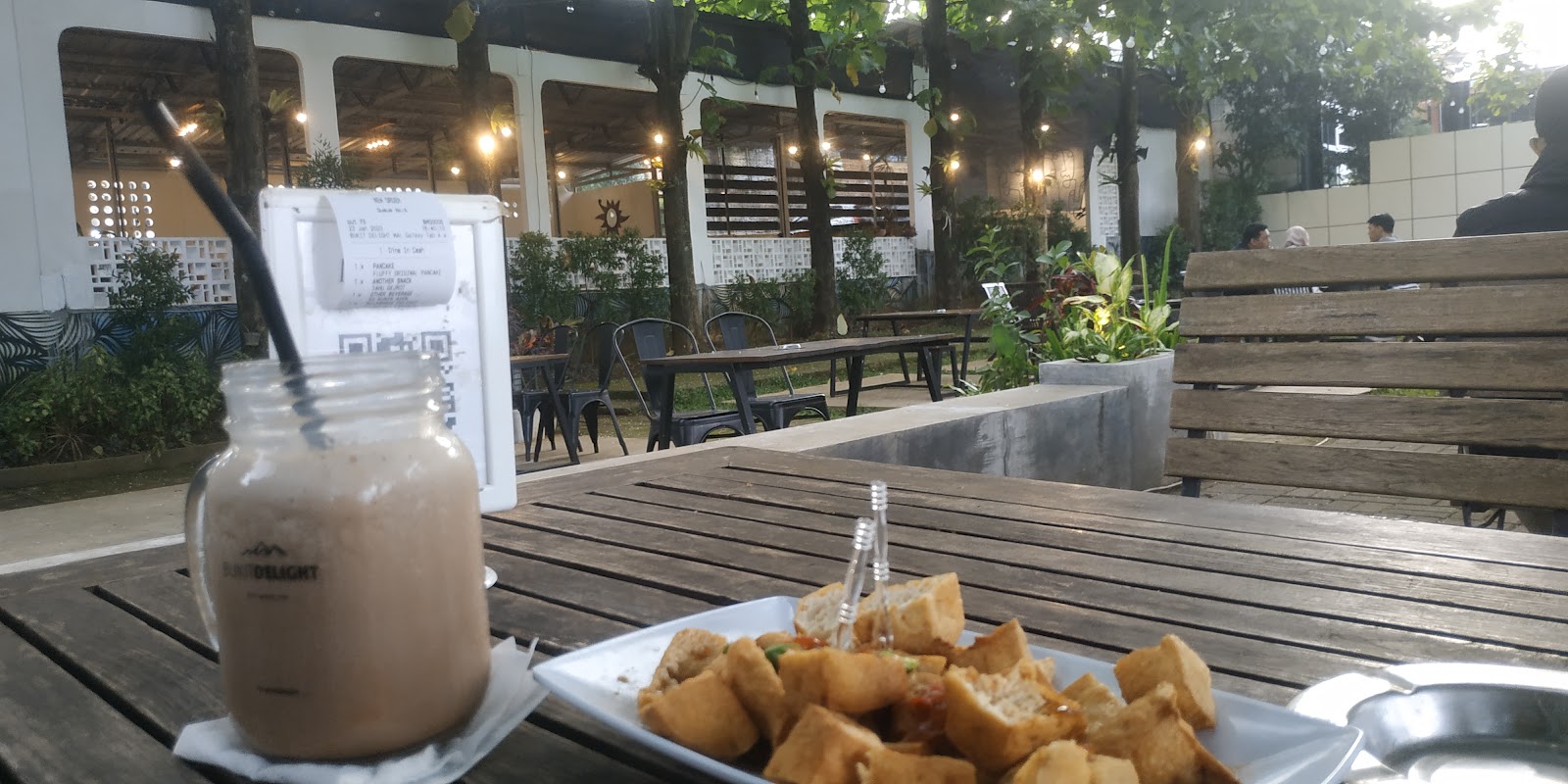 Pemandangan kota Malang dari ketinggian lokasi CONWAY di Tlogomas saat sore menjelang malam
