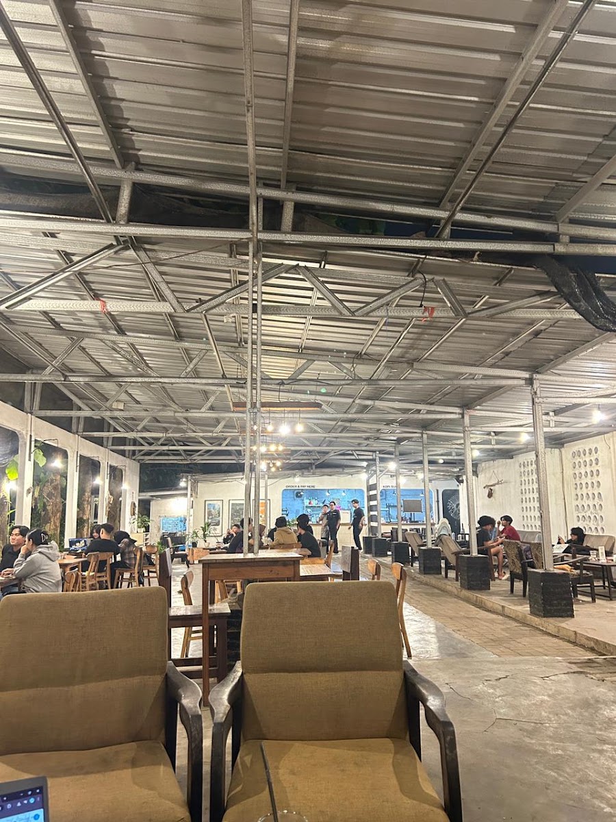 Suasana CONWAY Coffee space — dokumentasi pengunjung