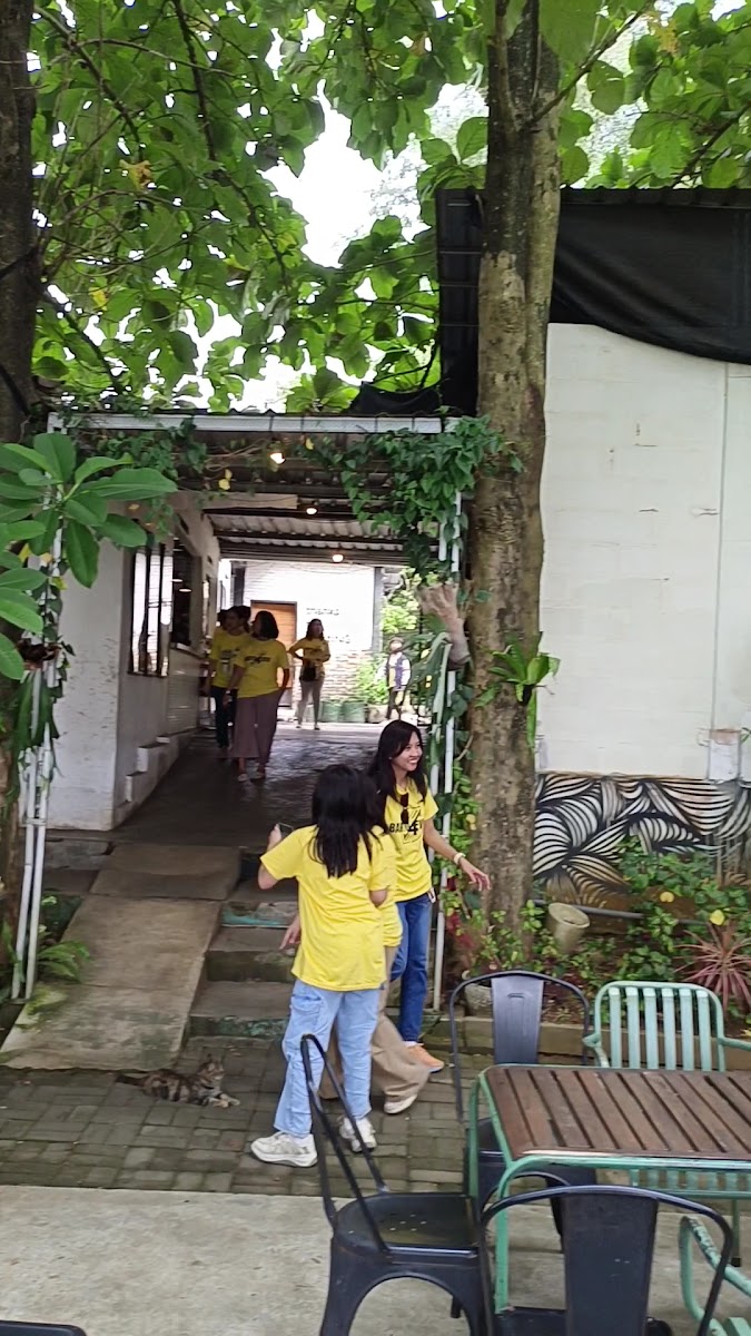 Suasana CONWAY Coffee space — dokumentasi pengunjung